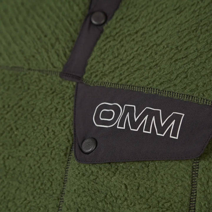 OMM Core Press Pullie in Dark Green, close-up of the single front pocket